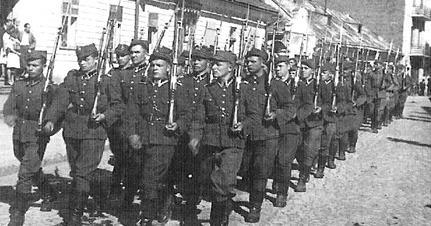 344. Maszerują żołnierze Wojsk Bezpieczeństwa Wewnętrznego. 1946 Od tego momentu ppor. Kazimierz Gojdź zaczął otrzymywać coraz bardziej negatywne oceny, szczególnie za słabe uświadomienie polityczne.