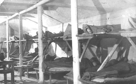 360. Workuta. Zmęczeni pracą więźniowie pragnęli najeść się i wyspać. 1944 W końcu, po znalezieniu się w obozie kierowaliśmy się wprost do stołówki, by w niej oczekiwać na jedzenie.