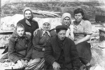 378. Leokadia Gojdź (pierwsza z lewej) i Janina Gojdź (druga z lewej) podczas pracy na Syberii. Posiołek Griszewo. Czeremchowo. Obwód Irkuck.