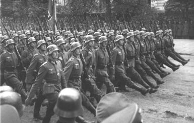 38. Defilada wojsk niemieckich w zdobytej Warszawie. 1939 W zakresie działań Marynarki Wojennej i obrony Wybrzeża: niedostateczny rozwój floty podwodnej.