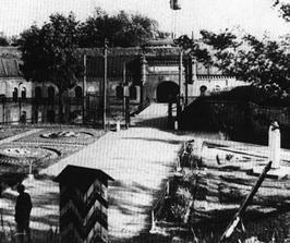 43. Stalag XX A (Thorn) Toruń. Niemieccy strażnik stojący przed bramą główną obozu Fortu XIII, w którym przetrzymywany był szer.