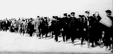 oficerów, którzy uniknęli niewoli oraz podejrzanych o działalność antysowiecką. Wkrótce zapełniły się więzienia na Zachodniej Ukrainie i Białorusi. Aresztowano ponad 7 tys. Polaków. Wiosną 1940 r.