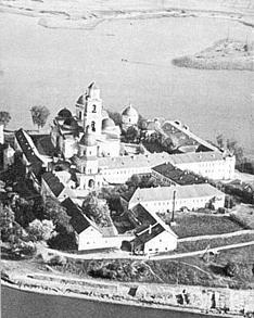 Z wyspy Iłowej pędzono jeńców po lodzie do przystanku kolejowego Soroga. Ładowano do wagonów więziennych i wieziono do Kalinina, by w siedzibie sowieckiej bezpieki dokonać mordu.
