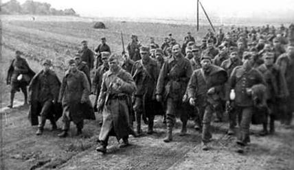 65. Jeńcy polscy prowadzeni przez rosyjskie wojska konwojowe. Narasta rygor marszu. Nie wolno w czasie marszu czerpać wody z przydrożnych rowów. Zarządza się marsze na biegiem.