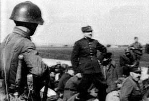78. Polscy żołnierze w niewoli sowieckiej. Przerwa w marszu. ZSRR Ogromne stare drzewa, całe w bieli, wyglądały majestatycznie. W lesie panowała zupełna cisza.