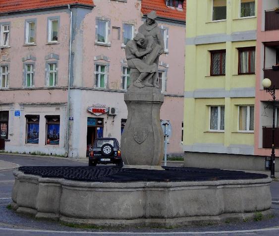 Zadanie 6. Napisz, jak nazywa się fontanna przedstawiona na rysunku wyjaśnij, dlaczego fontanna o tej nazwie stanęła we Lwówku Śląskim. Źródło: http://elomaps.com/lwowek.