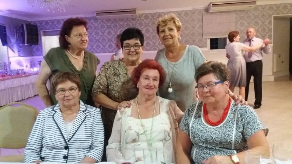 Były pamiątkowe zdjęcia i tańce. Siedzą od lewej: Ludwika Prokopiuk, Teresa Żukowska, Miria Pełszyńska. Stoją: Urszula Wyrzykowska, Grażyna Kisielewicz, Elżbieta Witek.