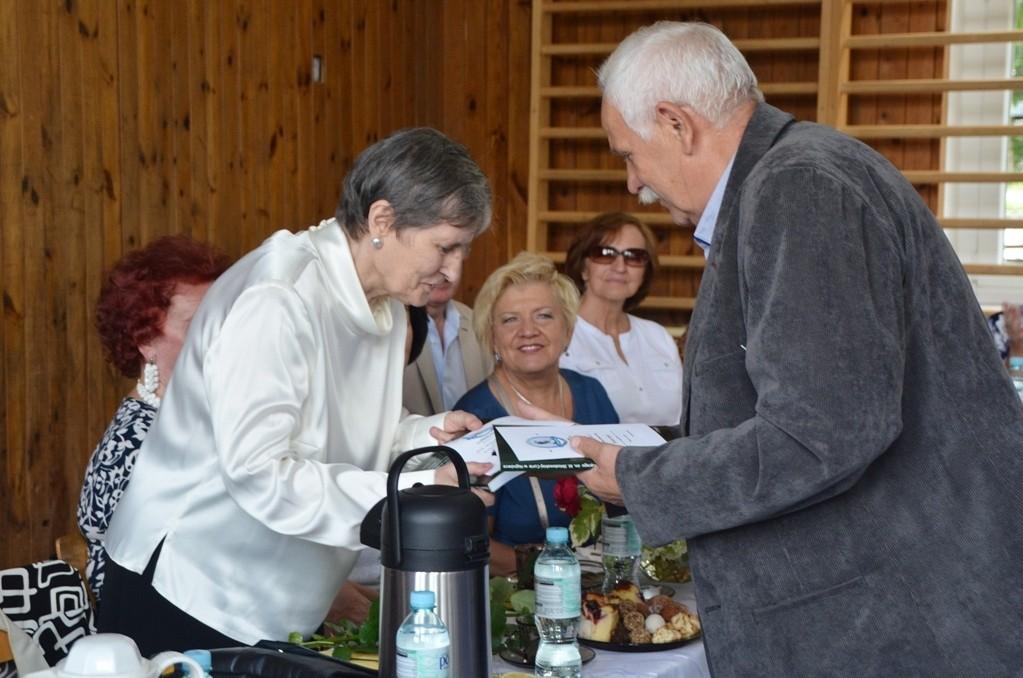 Korzun uczyła geografii, polonistka Teresa Żukowska (Bułkowska) i wuefista Witold Łapiński. Szczęśliwi i wzruszeni towarzyszyli swoim wychowankom w tej uroczystości.