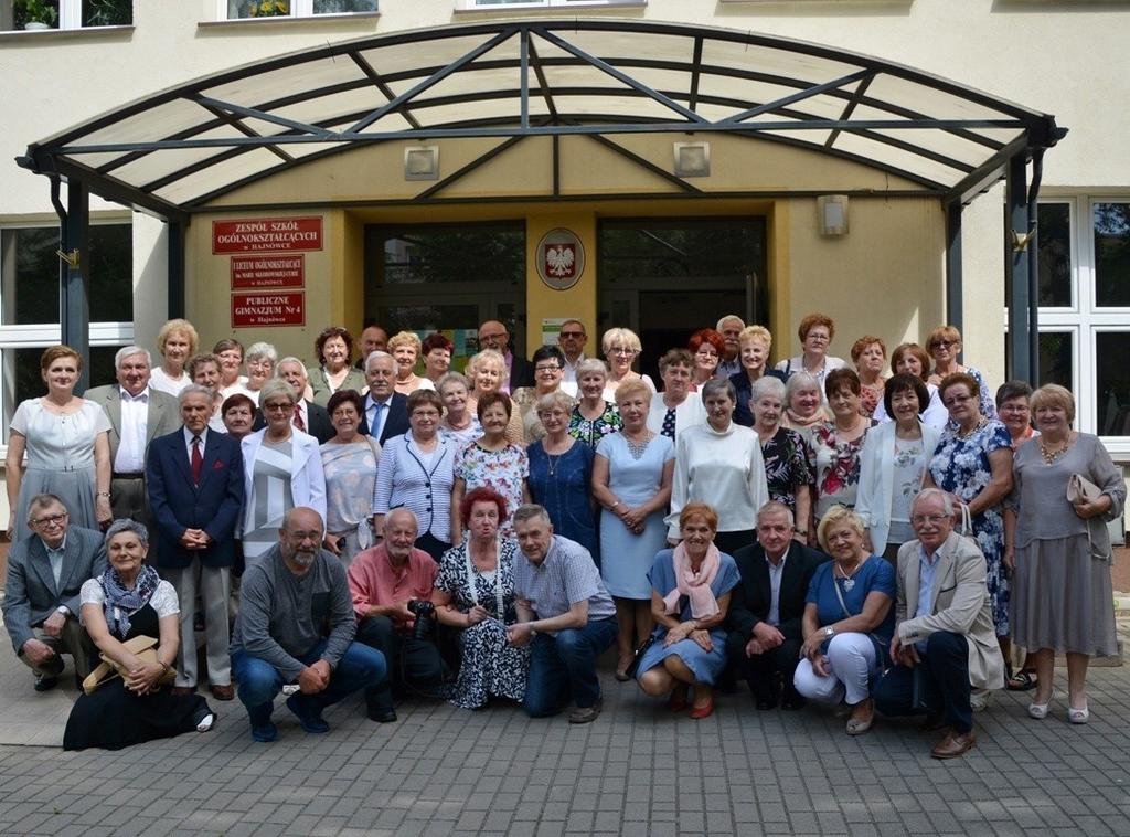 Po kawie i ciastkach absolwenci udali się na wspólne zdjęcie przed