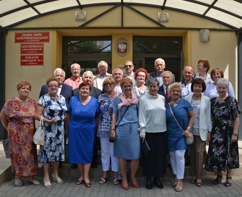 Klasa B W dolnym rzędzie od lewej: Urszula Kniaziew, Zenaida Litwiniuk, Władysława Kawecka, Irena Drabiuk, Eugenia Panasiuk, Maria Romaniuk, Teresa Wileńska, Halina Zawadzka, Olimpia Korzun.