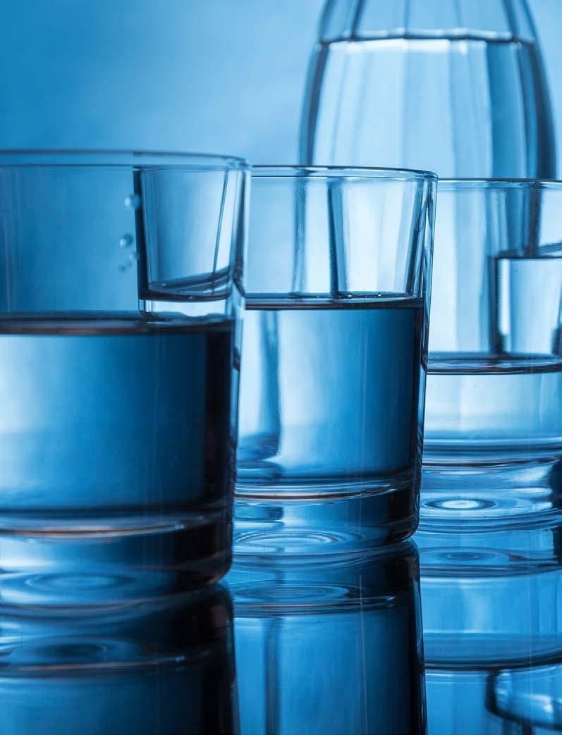 28 29 pij Należy 28 jednak pamiętać, że woda o dużej ilości wodorowęglanów, czyli powyżej 600 mg w litrze, nie jest wskazana dla osób cierpiących na niedokwasotę.