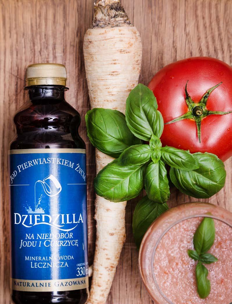 MOJITO BEZALKOHOLOWE woda gazowana Kryniczanka 1/2 limonki pokrojonej w plastry 1 łyżeczka cukru trzcinowego 3 4 listki świeżej mięty kilka kostek