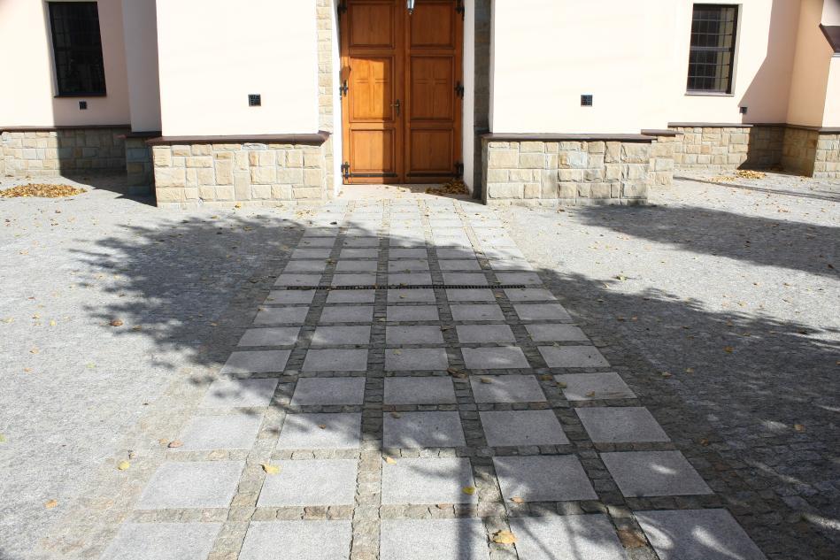 Remont chodników i placu przykościelnego oraz wymiana ślusarki okiennej i wstawienie szyb