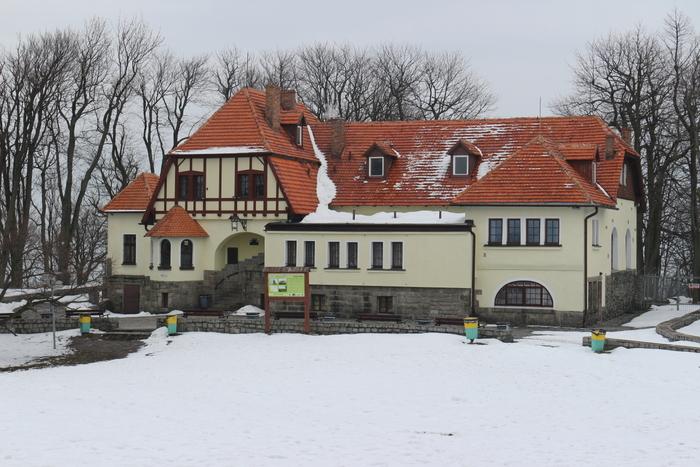Potem było chyba jeszcze trudniej, gdyż śnieg przykrywał nawet kamienie. Cała trasa zajęła nam 2 godziny. Docierając do schroniska na szczycie byliśmy mokrzy od góry do dołu ale szczęśliwi.