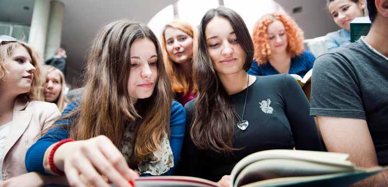 1. ROK NA UW Kilka informacji dla nowych studentów PIERWSZE KROKI NA UW WYMIANA KRAJOWA I ZAGRANICZNA