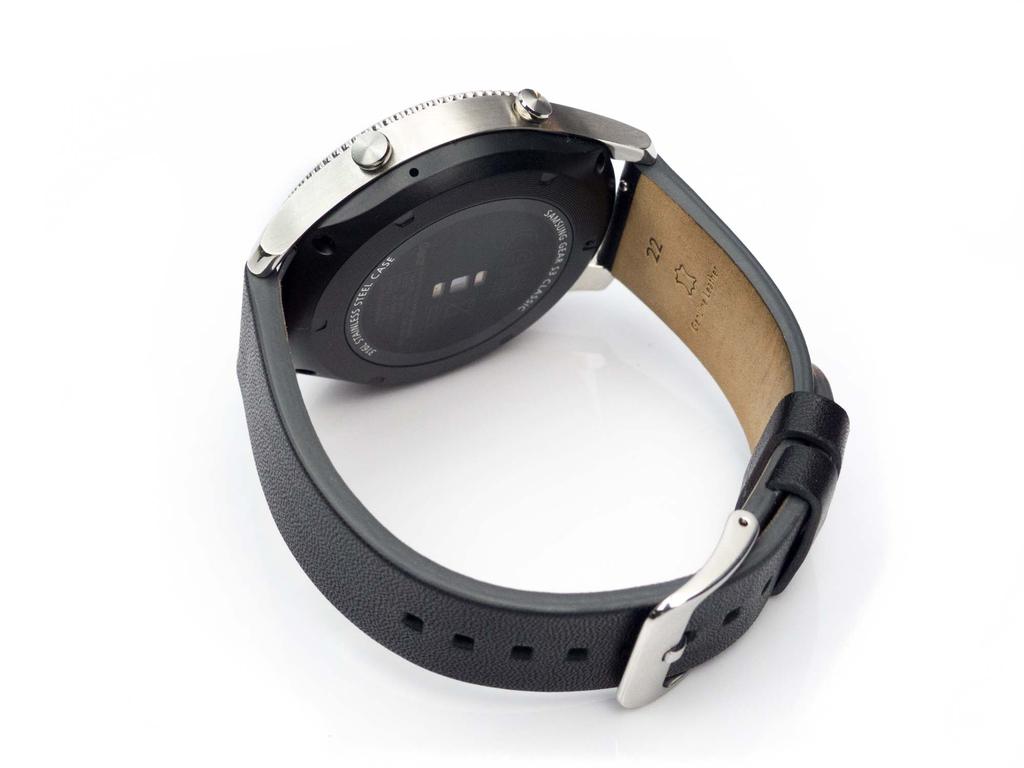 Zestaw 5 W pudełku z Gear S3 Classic znajdziemy magnetyczną stację dokującą, która jest jednocześnie ładowarką indukcyjną.