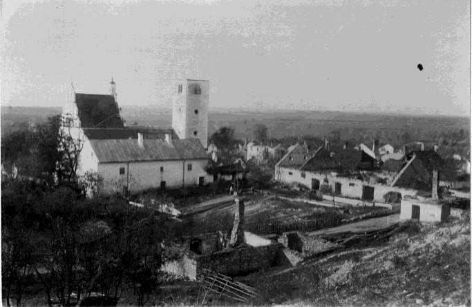 6. Janowiec. Widok ogólny na spalone miasto (widok ze wzgórza zamkowego widać także spalony kościół i zabudowania plebańskie). Fot. NN, ok. 1915 r. Pozytyw WUOZ w Lublinie.