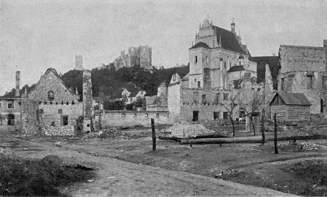 10. Kazimierz Dolny. Miasteczko po pożarze (od strony Wisły ku farze). Fot. T. Szydłowski, 1915-18 [w:] T. Szydłowski. Ruiny Polski.