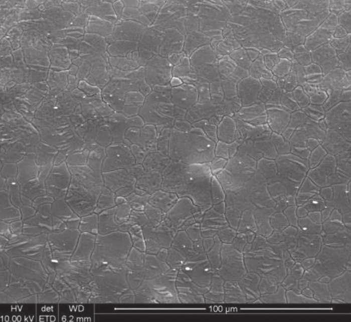 Mikrostruktura próbki stopu AZ31 po odkształcaniu w temperaturze 300 C z prędkością dε/dt = 0,001s -1 : a) pow. 500, b, c) pow. 800, d) pow. 1000 Fig. 14.