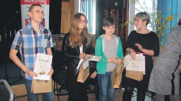 Na uroczyste wręczenie nagród laureatom w Klubie Kultury Piast przybyła młodzież Laureaci 2 Konkursu Literackiego dla Młodzieży Proza Nagroda Grand Prix Damian Szandecki (Zespół Szkół Zawodowych nr