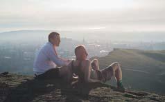 W rolach głównych występują Emma Watson, Dan Stevens, Luke Evans, Kevin Kline, Josh Gad, Ewan McGregor, Stanley Tucci, Audra McDonald, Gugu Mbatha-Raw, Hattie Morahan, Nathan Mack, Ian McKellen i
