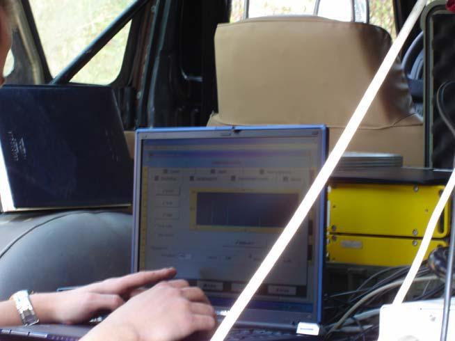 Rozdział 4. Wyznaczanie charakterystyk dynamicznych budynków i program badań własnych. Rys. 4.7. Rejestrator cyfrowy. realizacja wymuszenia i rejestracja przyspieszeń drgań.