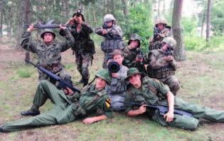 Ostatni Pluton Obóz militarny 13-15 / 15-18 lat manewry taktyczne: zajęcia z bronią paintballową, ćwiczenie zwinności, szybkości i celności, szereg scenariuszy wymagających zgrania i współpracy w