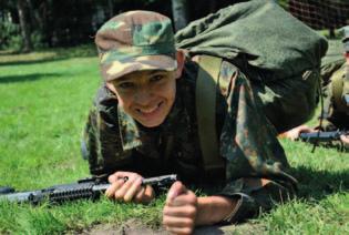 pokaz wyposażenia wojskowego: nauka obsługi replik karabinków AKM, AKMS, M4, L85, karabinu maszynowego M249 oraz granatników przeciwpancernych AT4 i M72 LAW, przymierzanie umundurowania i wyposażenia