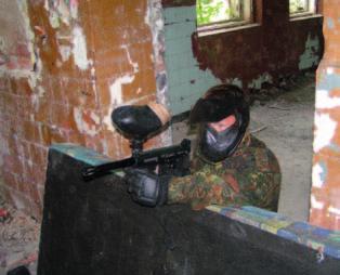wyposażony w replikę karabinu maszynowego; gry poprzedzi szkolenie z zielonej taktyki.