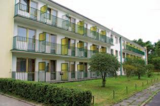 Ośrodek składa się z 2 pawilonów hotelowych, 3 kondygnacyjnych oraz budynku głównego, w którym mieści się jadalnia, kawiarnia z salą dyskotekową i słonecznym tarasem, sala telewizyjno - taneczna,