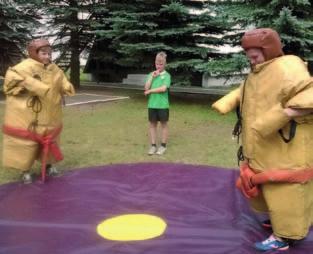 Zakręcone wakacje Obóz odlotowy 8-12 / 12-16 lat Multisport : walki wręcz w strojach Sumo, wyścigi zespołów na nartach wieloosobowych, szczudłach i w workach, bieg w taśmie, przelewanie wody przez