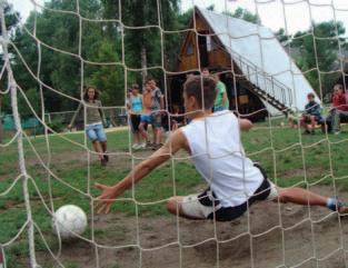 Do dyspozycji obozowiczów: jadalnia, świetlica ze sprzętem dyskotekowym, rzutnikiem multimedialnym i playstation, sala bilardowa, tenis stołowy, boisko do piłki nożnej, siatkówki plażowej i