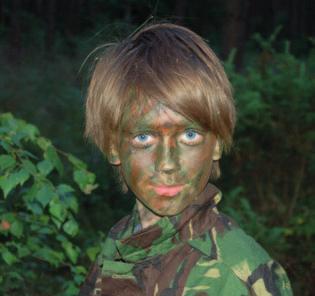 MALI ODKRYWCY Obóz Adventure & Survival Kids 8-13 lat Mały Strzelec: strzelanie (pod nadzorem instruktorów) z prymitywnej broni (proce) oraz łuków; trening strzelecki z wykorzystaniem krótkiej