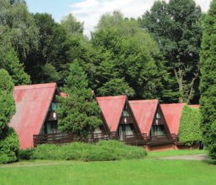 Do dyspozycji obozowiczów: jadalnia, kawiarnia, bar Żagielek z widokowym tarasem, sala kominkowa w budynku hotelowym, 3 pełnowymiarowe korty tenisowe z nawierzchnią ziemną, odkryty basen kąpielowy o