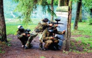paintball: na polu paintballowym na terenie ośrodka; na koniec obozu, całodniowa wyprawa na dwudziestohektarową, niezamieszkałą wyspę, gdzie rozegrana będzie końcowa bitwa (wg znanych scenariuszy