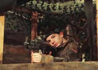 Gra jest w 100 % bezpieczna w porównaniu do klasycznego paintballa, czy ASG, gdyż zamiast twardych kulek karabiny strzelają wiązką promieni podczerwonych w czujniki strzału umieszczone na specjalnej