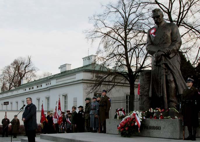 Odśpiewano tam hymn Armii Krajowej. Później prezydent złożył kwiaty przed pomnikiem Ignacego Jana Paderewskiego. Wieńce tam składali także premierzy III RP.