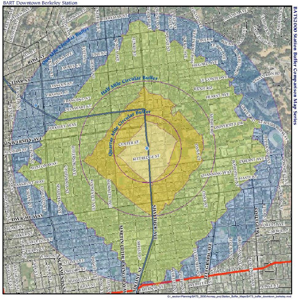 OPERACJE NA WARSTWACH Przykład Strefy buforowe wokół stacji kolejki podmiejskiej Analiza dostępu na piechotę do stacji komunikacji publicznej w Berkeley Planning Section Metropolitan Transportation