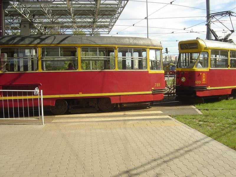 Tramwaje czekające w kolejce na