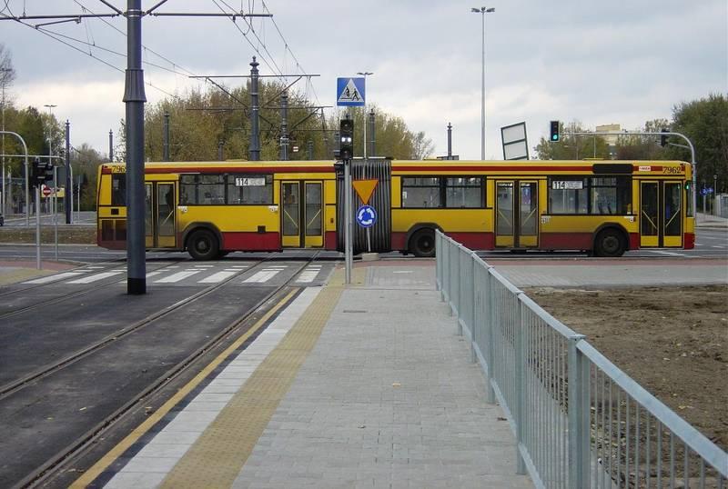 A autobusy stojące na czerwonym