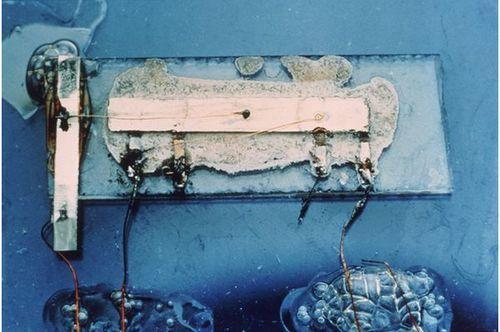od tranzystora do FPGA 11 1947 pierwszy tranzystor ostrzowy skonstruowany w laboratoriach firmy Bell Telephone Laboratories przez Johna