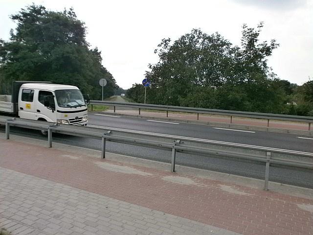 zablokowane, a rowerzyści są zmuszeni do objazdu kilkaset metrów. Alternatywnie można wybudować drogę dla rowerów w międzywalu pod mostem DK44.