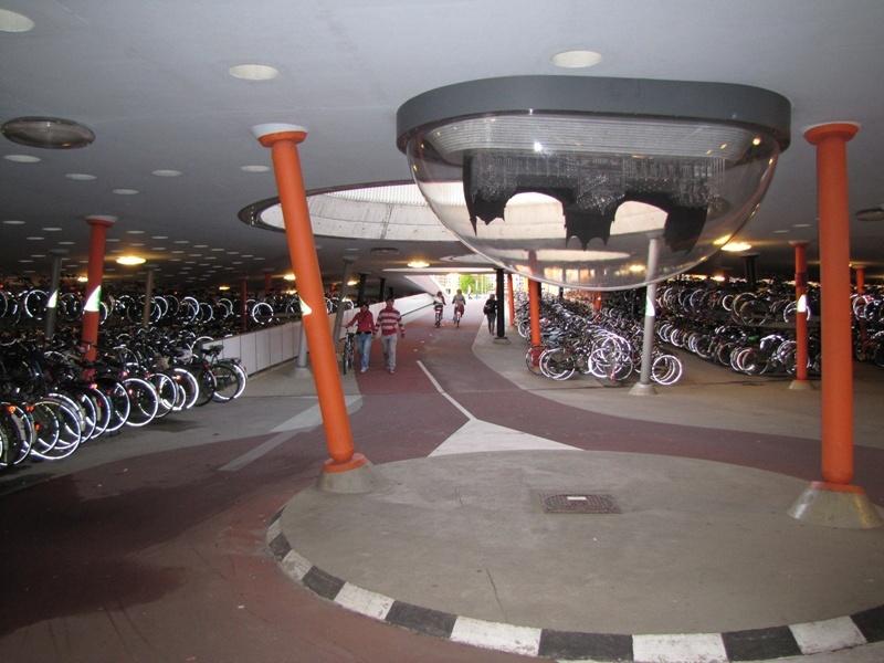 Najprostszym węzłem integracyjnym jest przystanek autobusowy, tramwajowy czy kolejowy wyposażony w parking rowerowy.