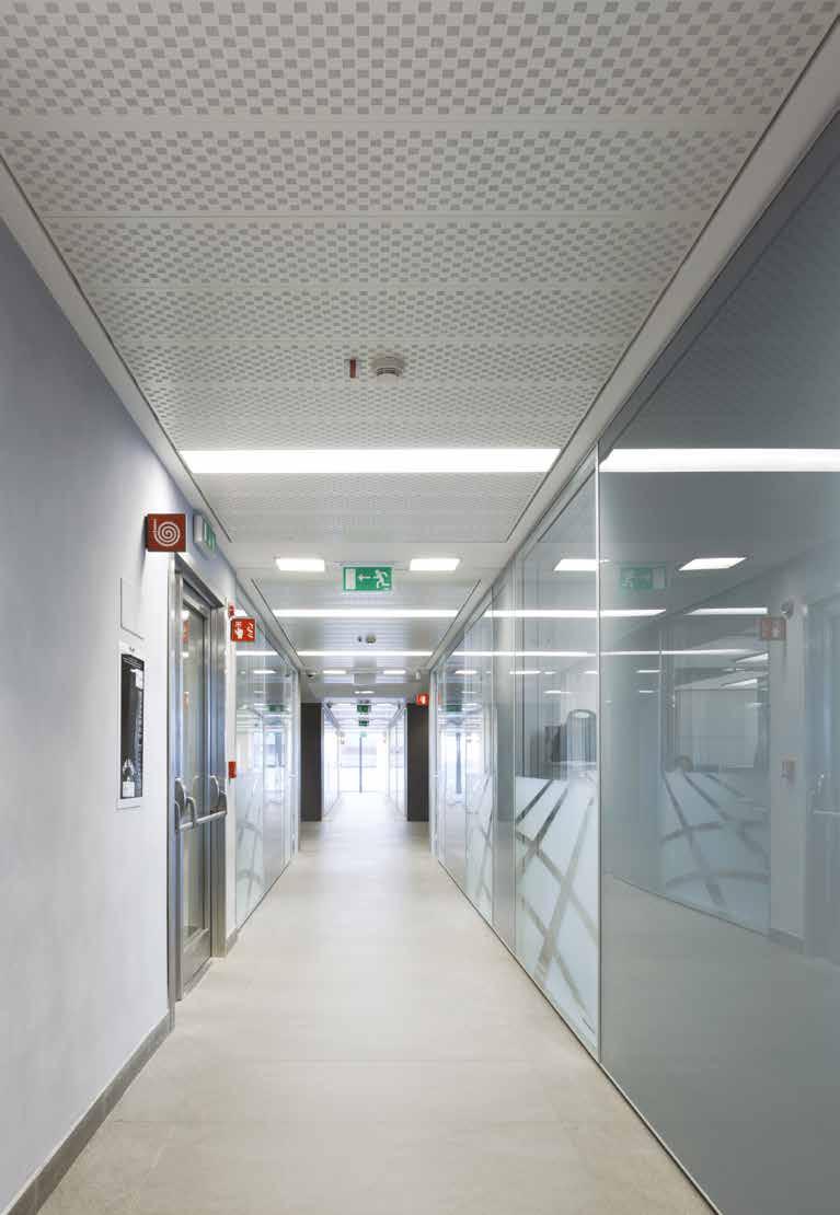 SYSTEM F-H 600 SUFIT KORYTARZOWY :::: 11 OPIS System System F-H 600 Rozwiązanie typu Hook-On z ukrytym rusztem, wysokość systemu min.