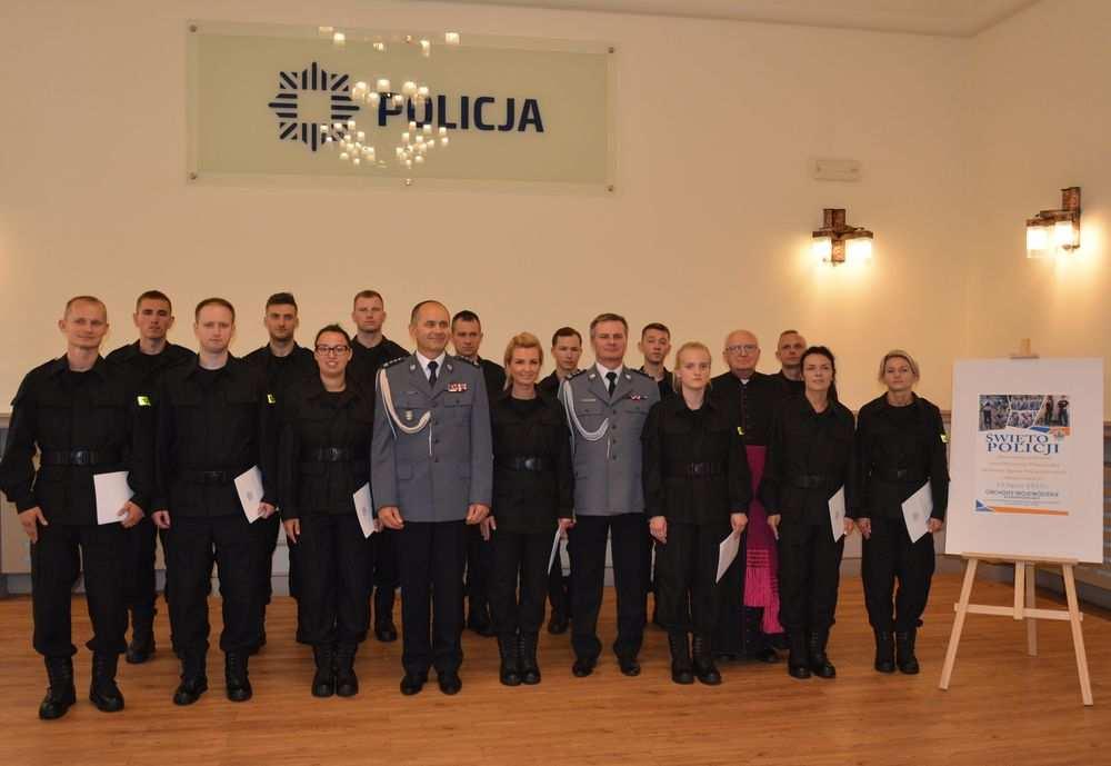 Na uroczystości obecna była kadra kierownicza komendy, kapelan opolskiej Policji oraz rodziny nowo przyjętych policjantów. Insp.