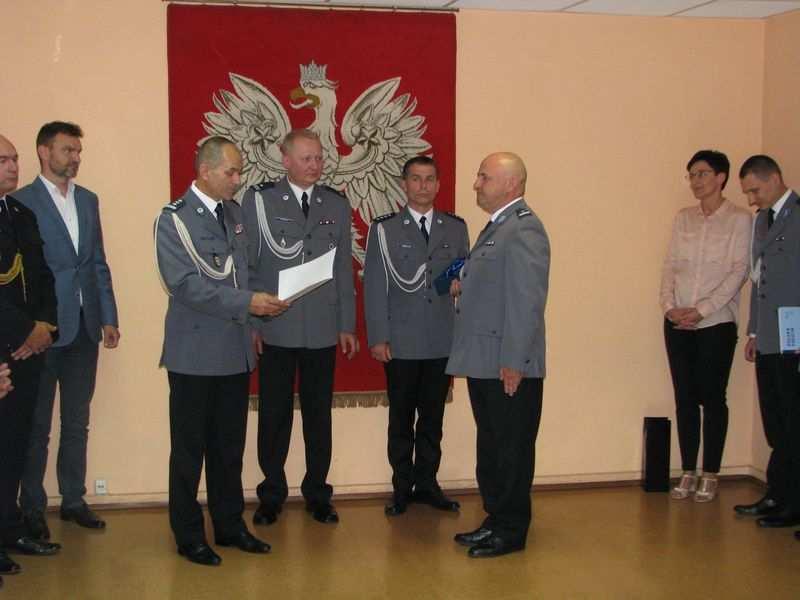 Jarosław Kaleta, przedstawiciele władz samorządowych, związków zawodowych, służb, pracownicy oraz kadra kierownicza strzeleckiej komendy. Podinsp.