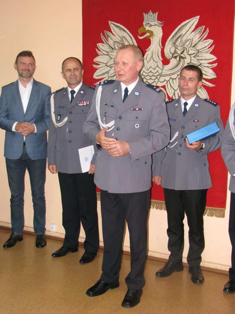 Swoją służbę w Policji rozpoczął w 1990 roku w Komendzie Rejonowej Policji w Oleśnie w pionie prewencji. Następnie w 1991 roku realizował obowiązki w Wydziale Kryminalnym.