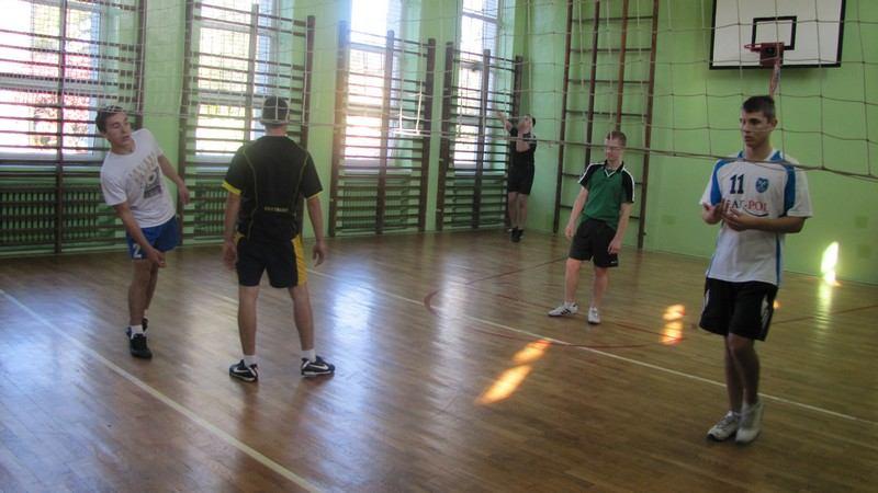 ROK SZKOLNY 2012/2013 STR. 5 W TURNIEJU UPIŁKI SIATKOWEJ - 18 października 2012r. Od lewej: zwycięstwo wywalczyła klasa III TM.