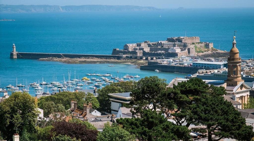 Meta: Guernsey Linia mety znajduje się przy wejściu do St. Peters Port.