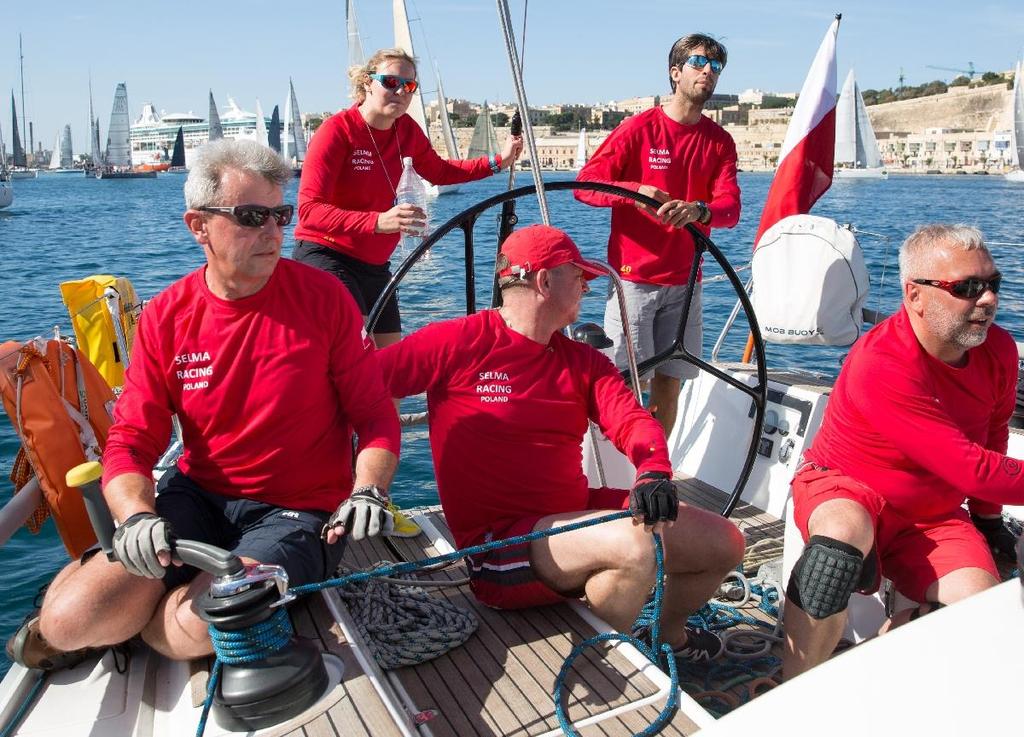 Załoga Załoga 12 osób w tym 3 osoby załogi zawodowej (skipper, nawigator i dziobowy). Każdy członek załogi będzie miał przydzielone swe główne stanowisko (np. trymer, masztowy, pitman).